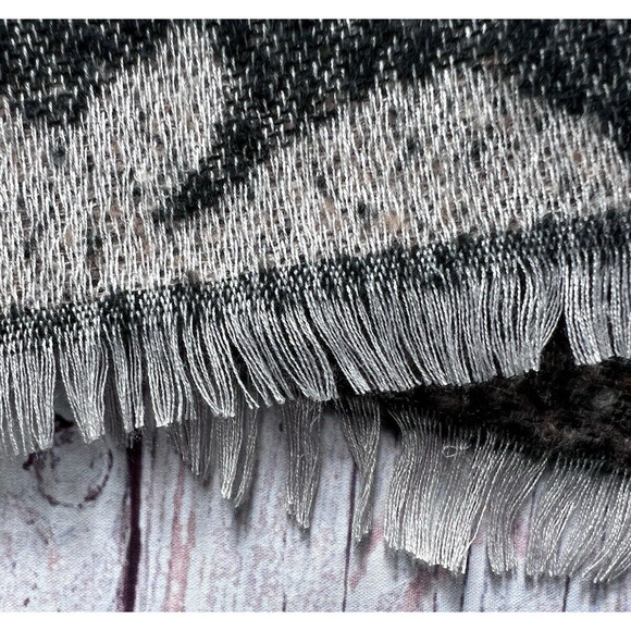 World Market Warm Cozy Over sized Camo Scarf NWT - Picture 4 of 10